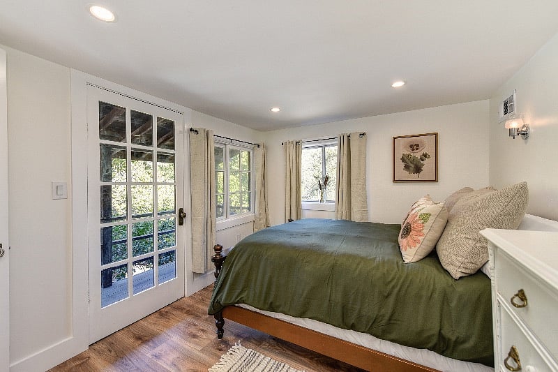 Bedroom #3: Has balcony but off access.