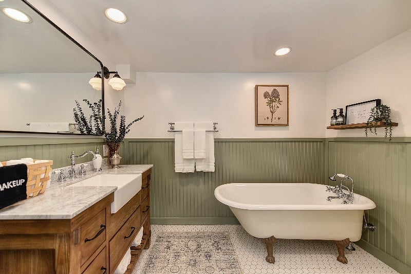 Bathroom #2 with Clawfoot bathtub.