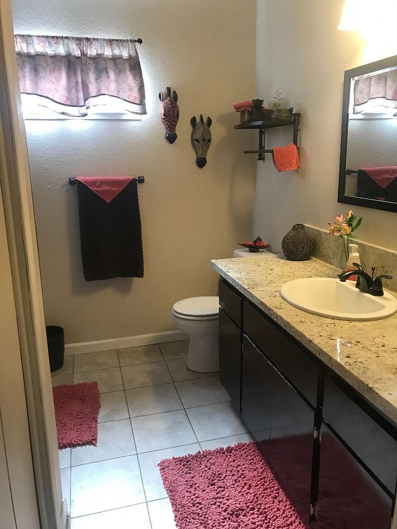 Hall bathroom w/tub & shower