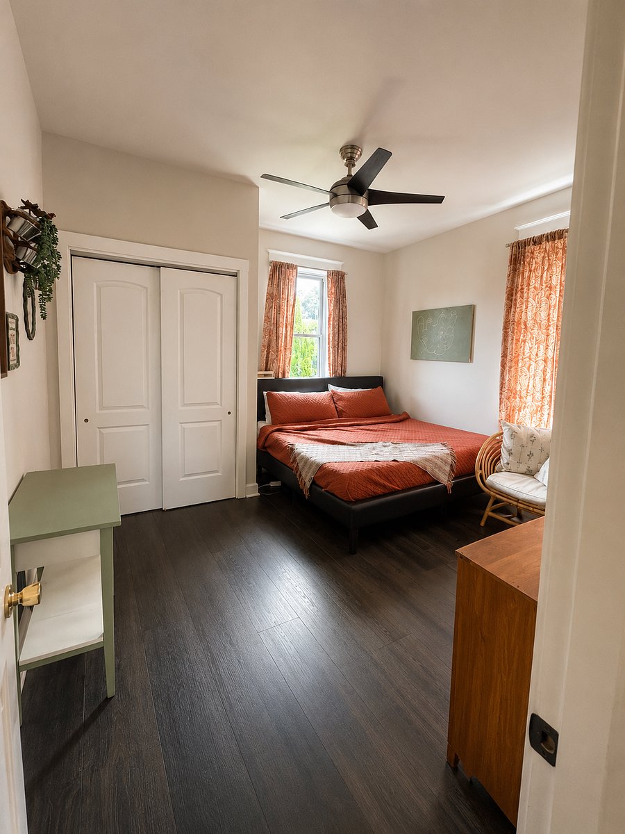 Primary bedroom, king, main floor