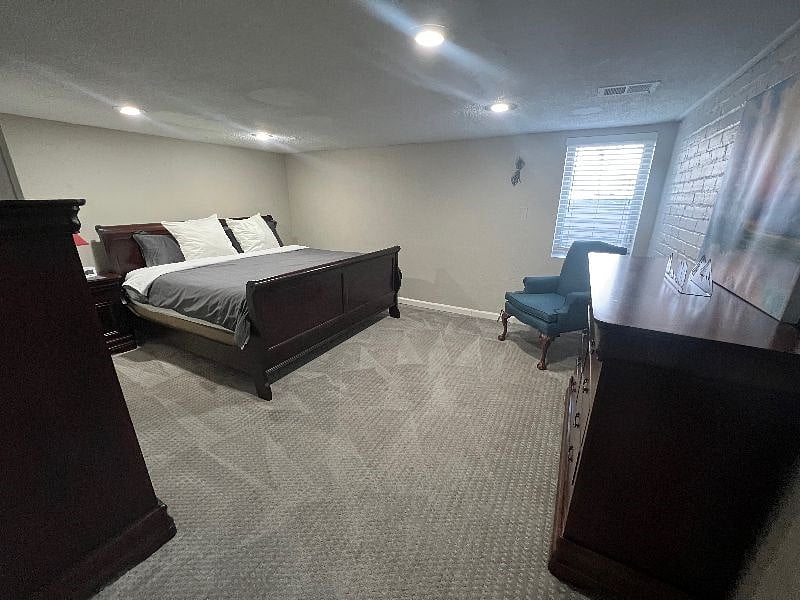 Master bedroom with king sized memory foam mattressL