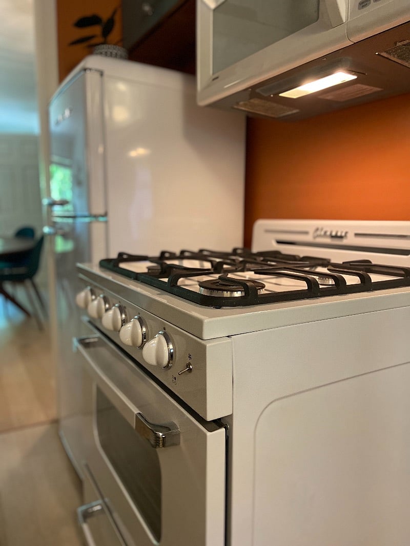 gas stove/oven.