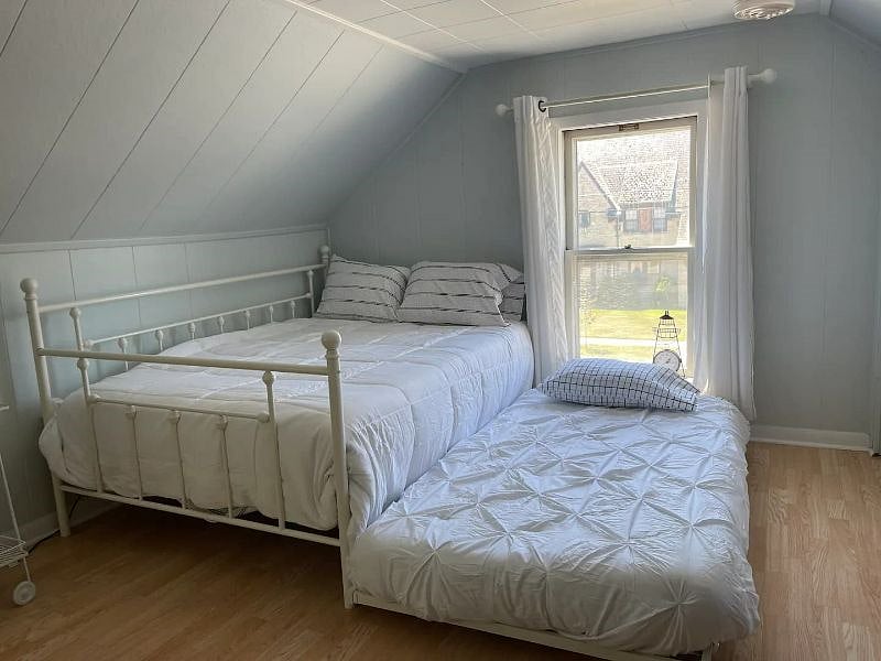 Upstairs trundle bed. 
