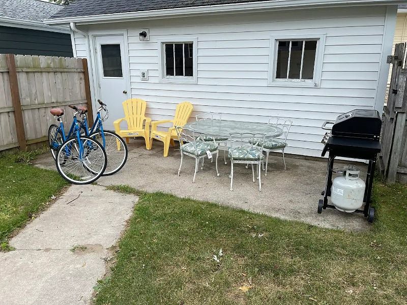 Bikes and chairs and grill included. Table has been replace by (see next photo). 