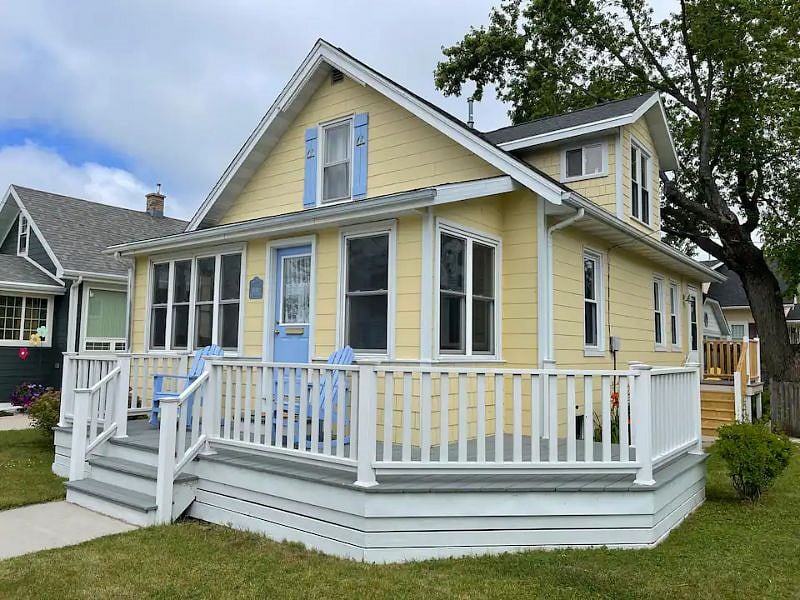 Life is good at Lakeview Cottage. 