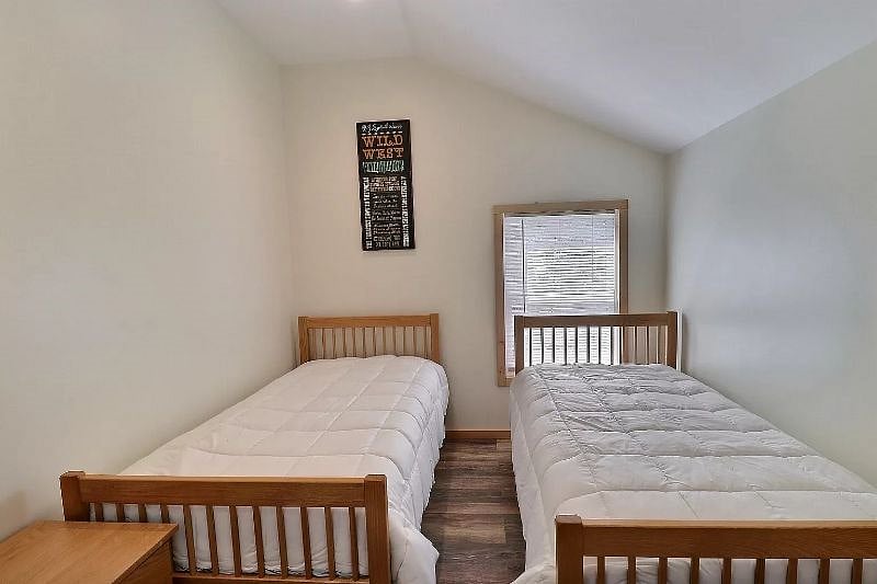 Bedroom with 2 twin beds, underbed storage