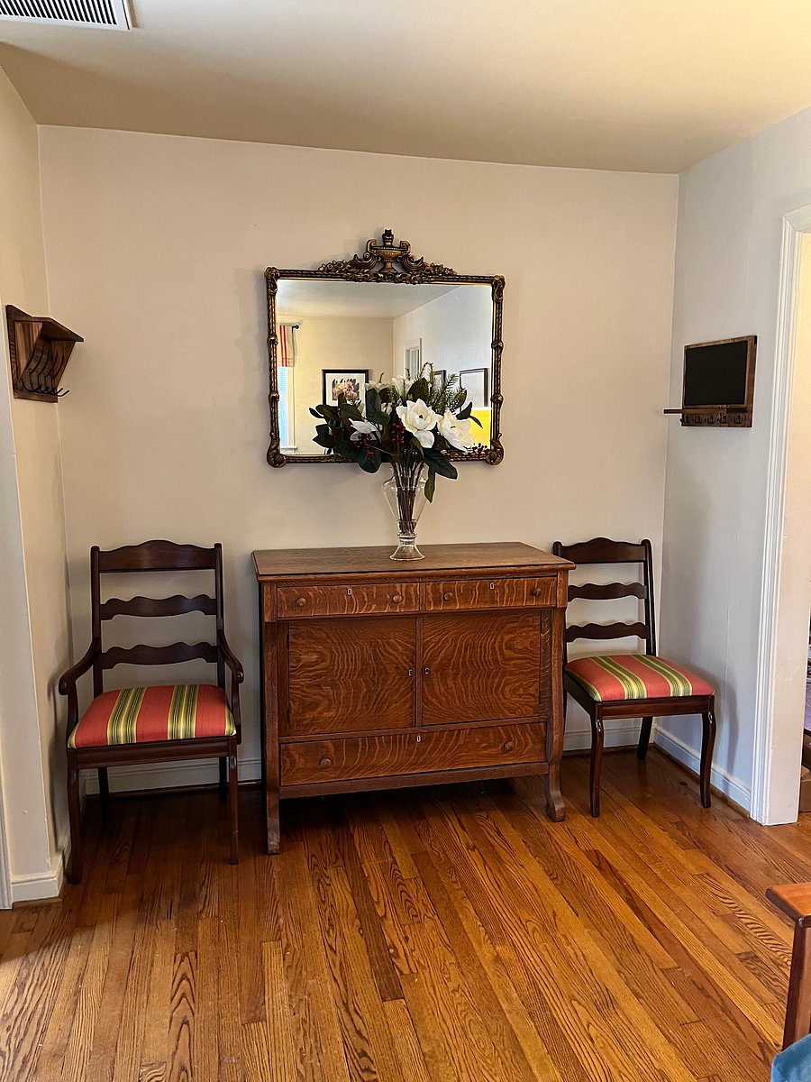 This beautiful quarter sawn oak hutch is a perfect place to store books, games and puzzles if you are looking for a way to relax or have a little fun.  There are also plenty of hooks to store your coats, umbrellas and keys.