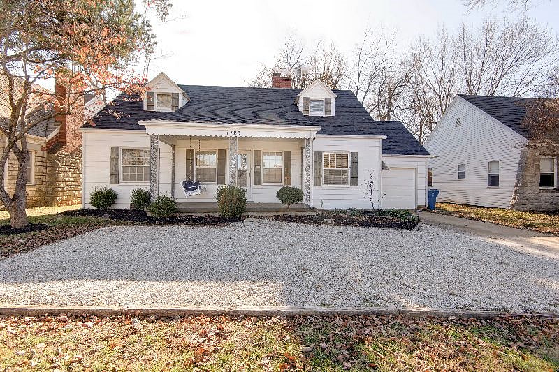 Idyllic 1940s Craftsman home has 1,371 sq ft on
