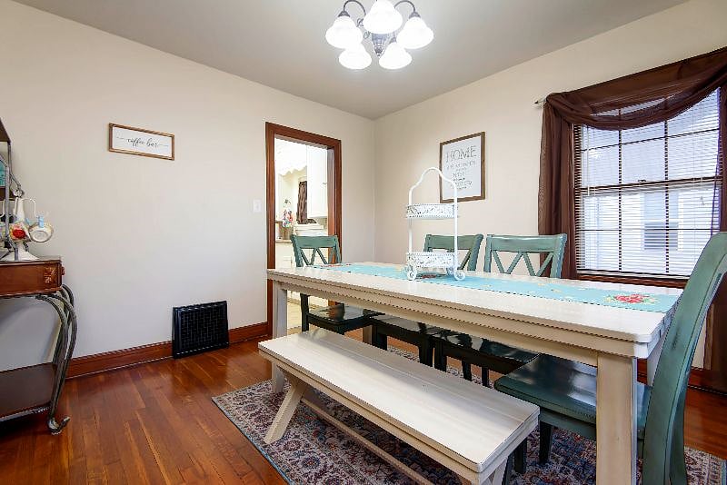 Seating for 6 allows for everyone to have a seat at the table