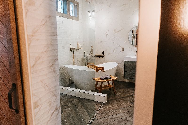 Master Bedroom / Bathroom