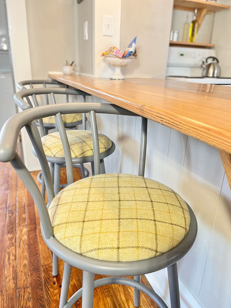 counter seating swivels for dining or socializing