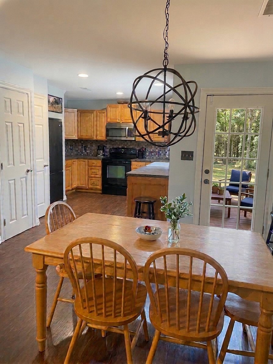 Dining Area & Kitchen
