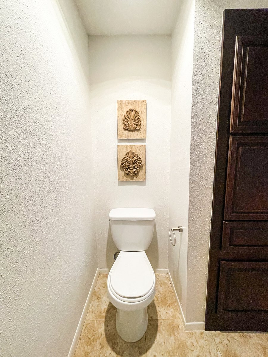 Upstairs ensuite bathroom
