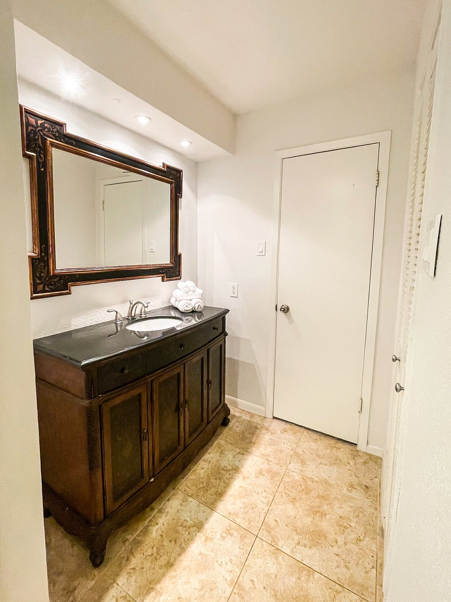 Upstairs ensuite bathroom