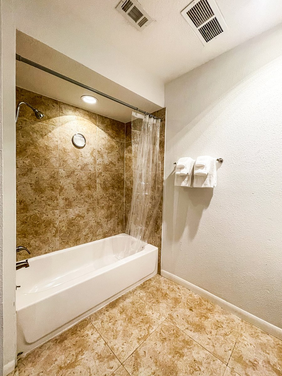 Upstairs ensuite bathroom