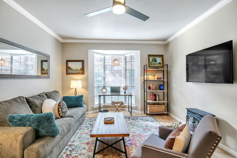 Large updated 1-bed, 1-bath unit with high ceilings, crown moulding and hardwood floors. Smart tv with basic cable, high speed internet, lots of extras in this place! 