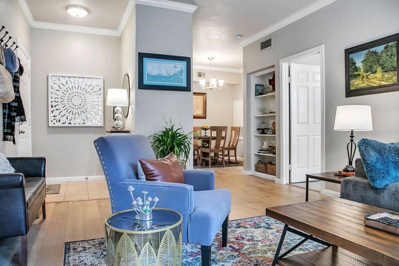 Ample seating for 4, this unit is stocked with everything you need to feel immediately at home. 