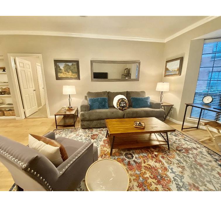 Comfy sofa pulls out to bed sleeps 2. Smart TV and basic cable, highspeed internet, wifi, desk with extra outlets, original paintings by Texas artists.