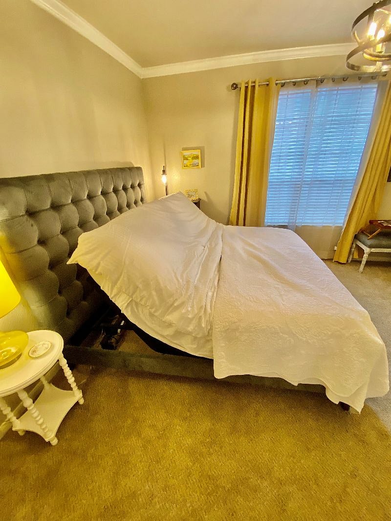 High quality mattress with adjustable head and feet via remote control for an amazing night sleep. 