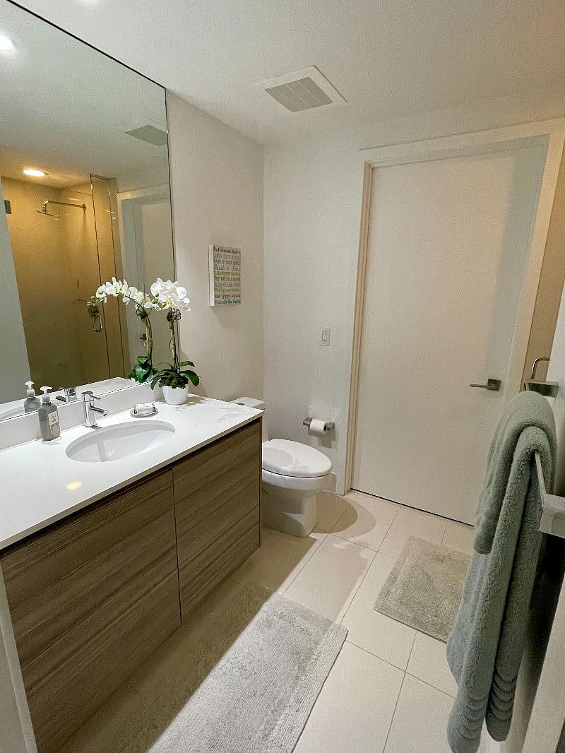 Private Bathroom w Shower