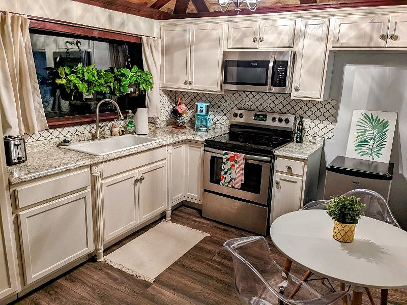 Lovely, full kitchen w/plenty of storage space and cooking essentials