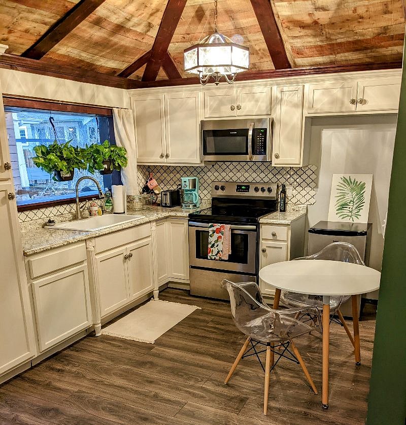 Lovely, full kitchen w/plenty of storage space and cooking essentials