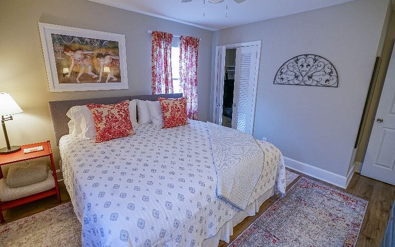 King Bed. Option to split into Twin Beds. Top Rated Mattresses and High Thread Count Egyptian Cotten Sheets.