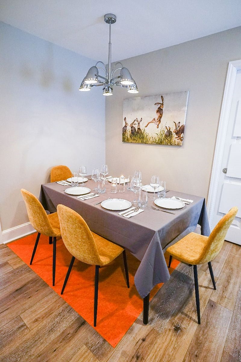 Kitchen Dining can Seat Six