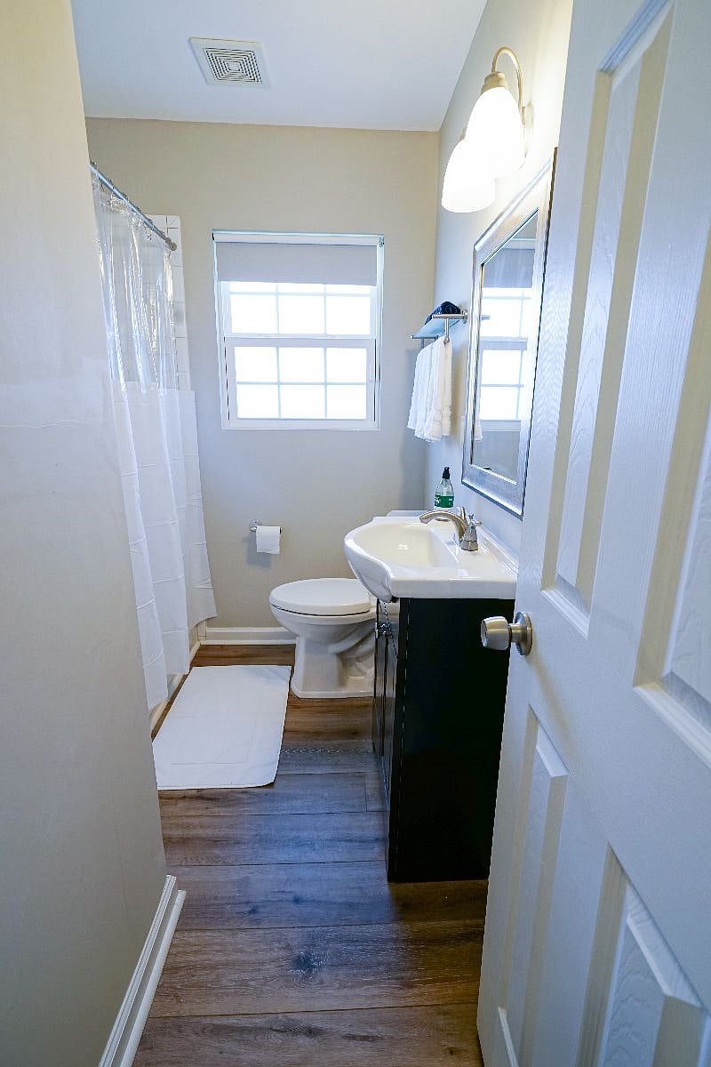 Hall Bath shared by Queen Bedroom 1 and the King/Twin Bedroom.