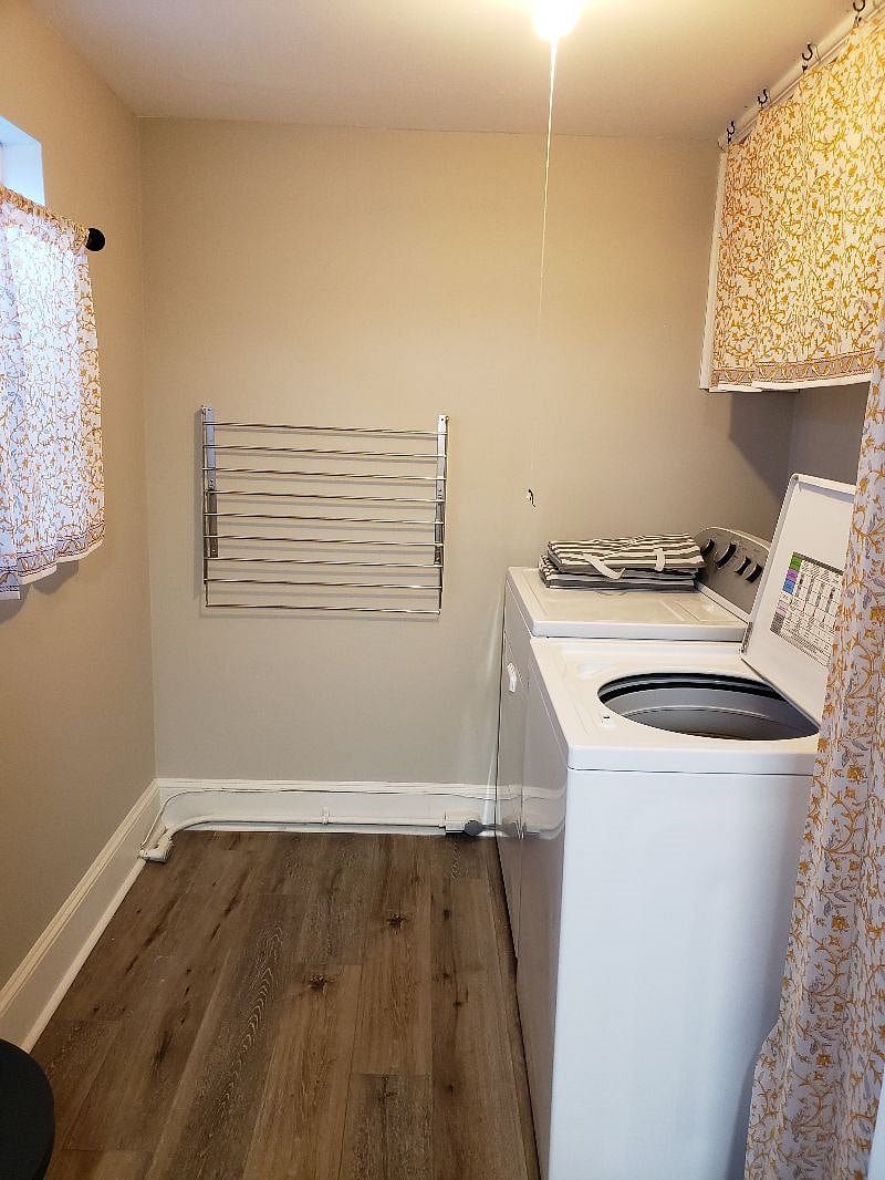 Full Size Washer and Dryer. Wall Mounted Drying Rack. Tidy Storage.