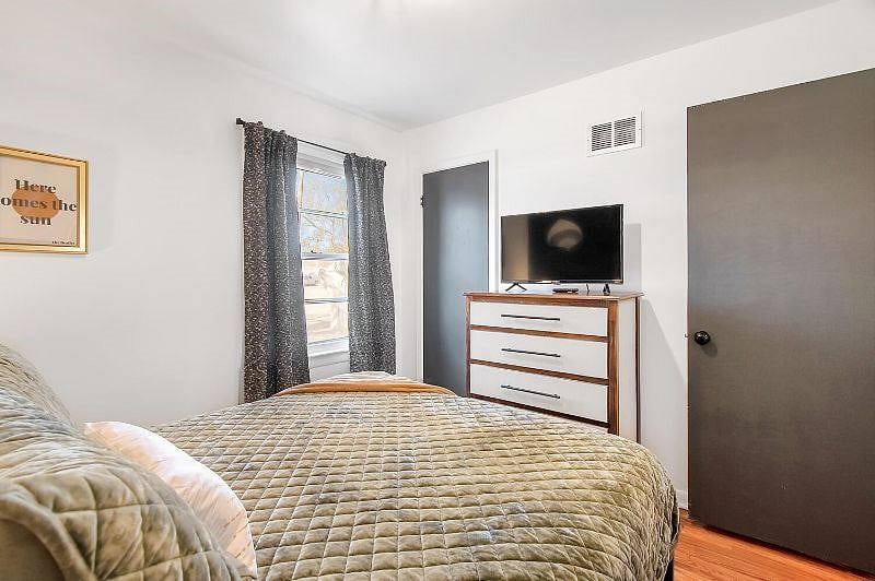 Eclectic Escape Back Bedroom - Queen Bed