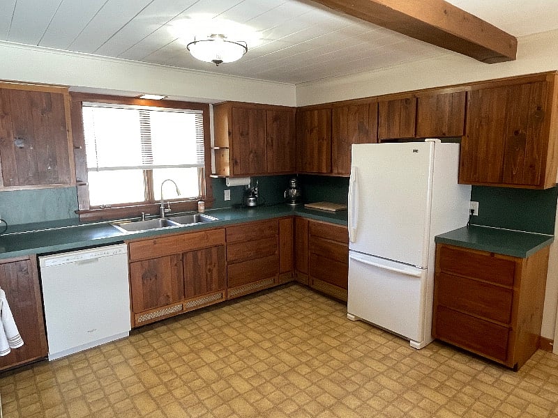 Large charming kitchen. Electric stove. Fully outfitted.