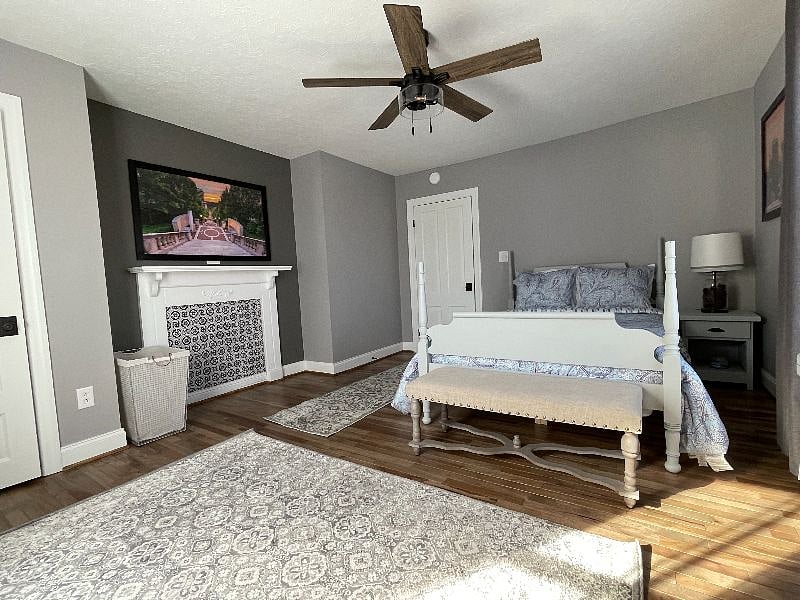 Lots of space to move around in bedroom #1