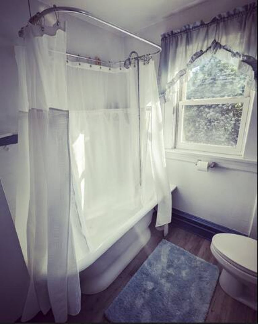 Corner upstairs bath