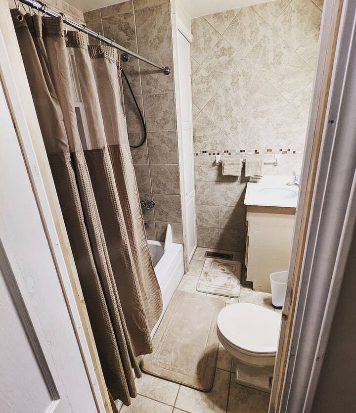 Corner downstairs bath