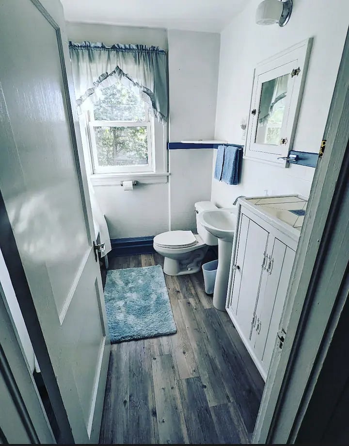 Corner upstairs bath