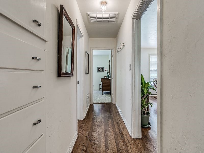 Hallway, bedrooms at each end with bathroom in the middle.