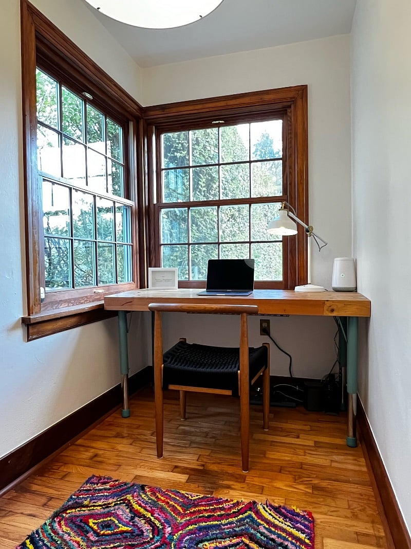 Private office with high speed Internet and views of the backyard. Windows provide beautiful bright natural light perfect for zoom calls.