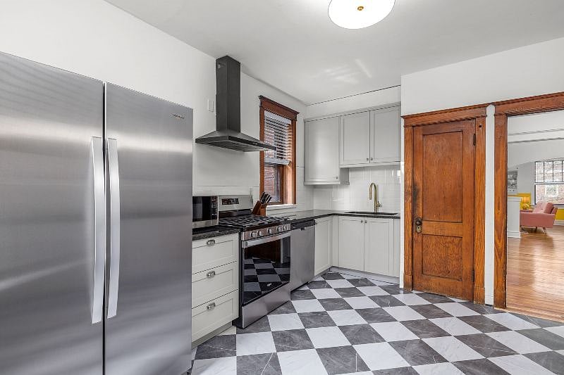 Side by side fridge has plenty of room for all your groceries. The gas stovetop makes cooking fun and eas.