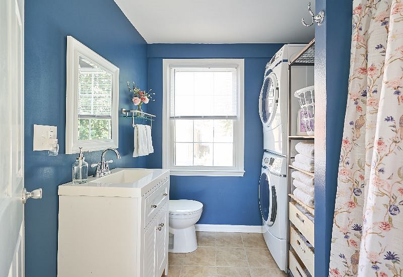 Full Bath with washer dryer. Laundry soap, blow dryer, toilet tissue and plenty of towels.
