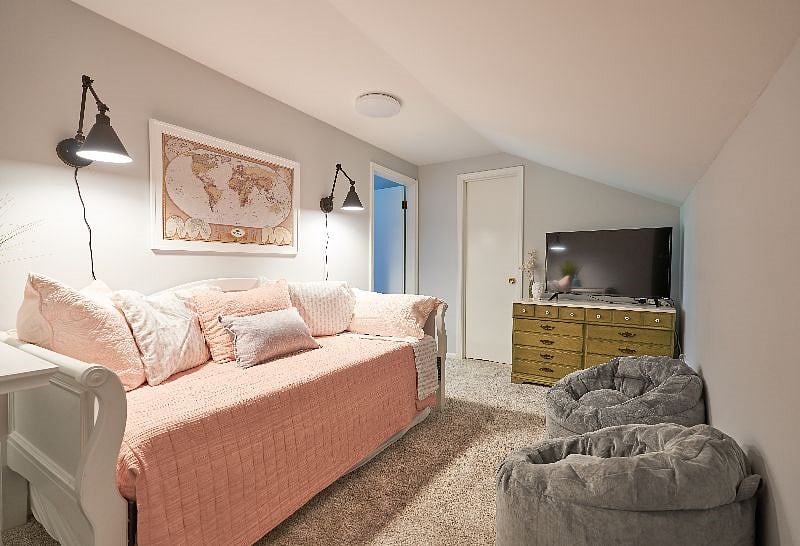 Common area upstairs.
Daybed with pull out twin floor mattress. memory foam mattresses - wall mounted TV with over 500 things to watch. 3 bean bag chairs.