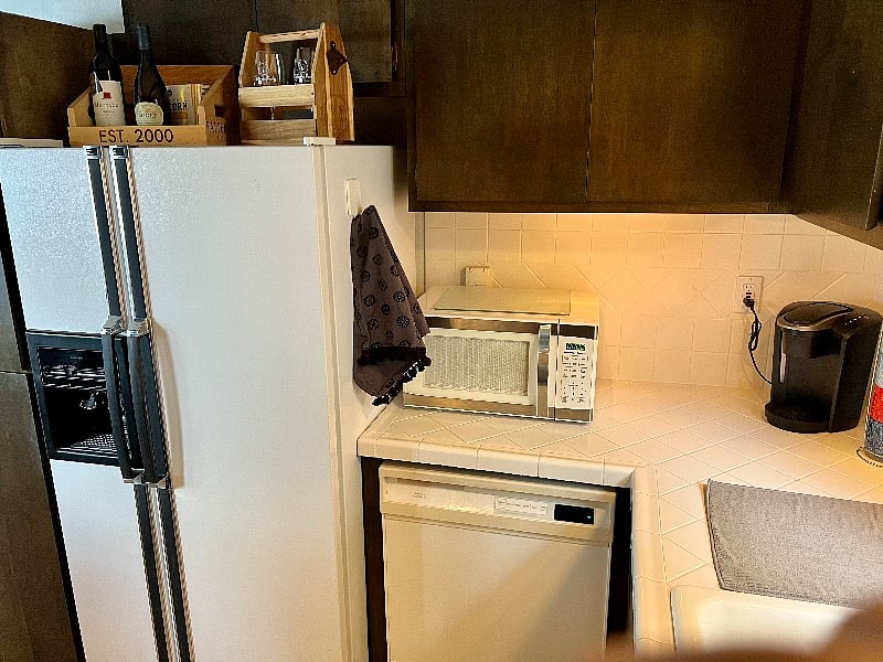 Kitchen w/ microwave and Keurig coffee maker