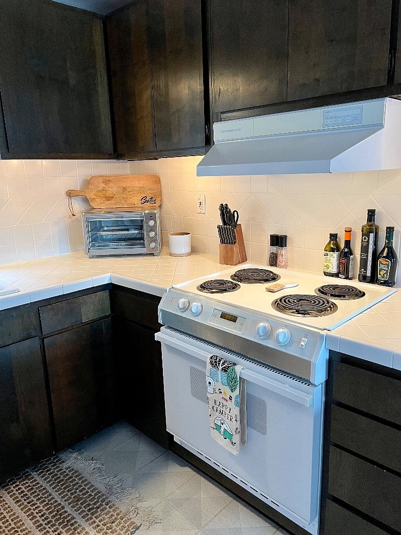 Kitchen with Air fryer/toaster/broiler combo.