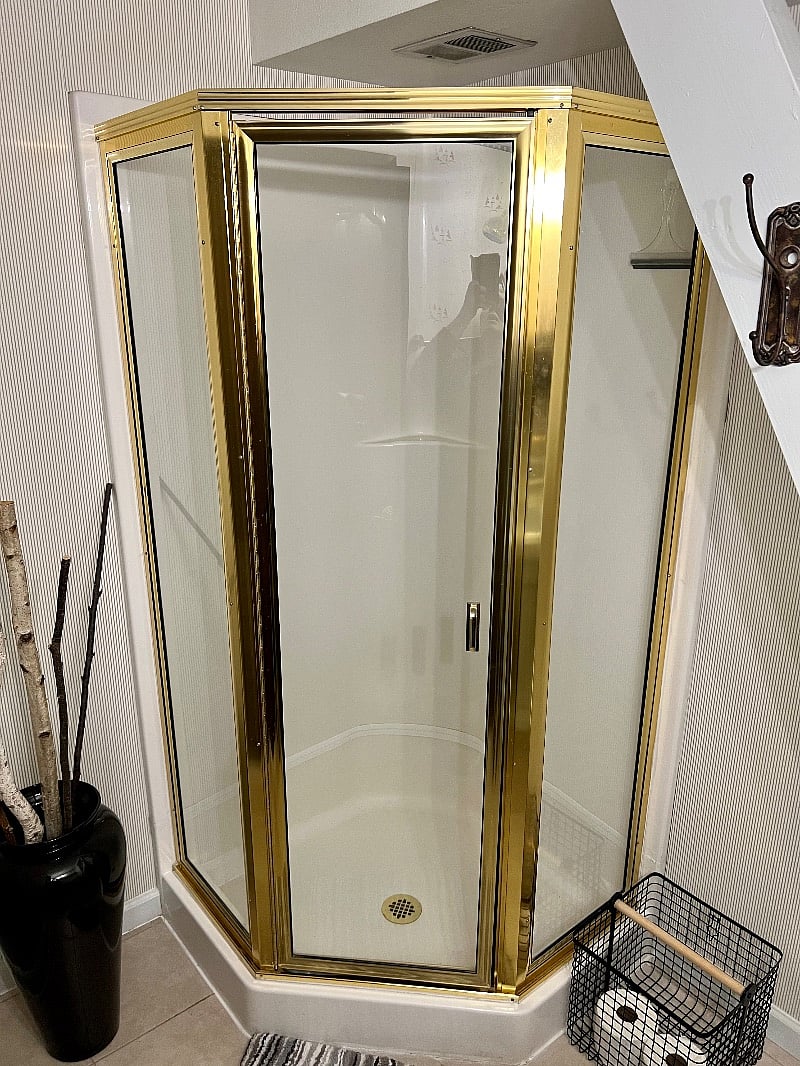 Guest bathroom (shower only)