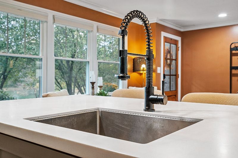 Kitchen Island & Sink