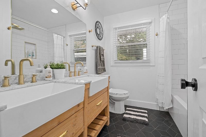 Hallway Full Bath