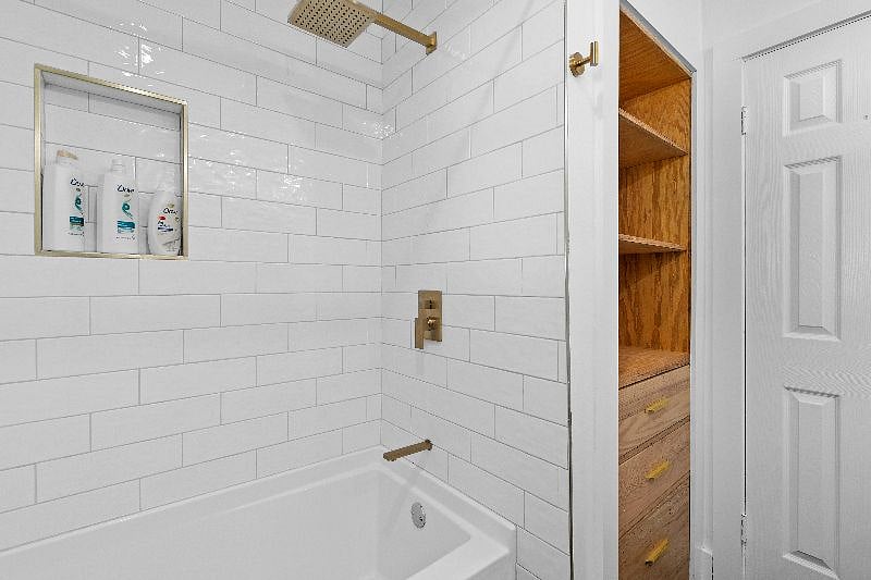 Hallway Full Bath