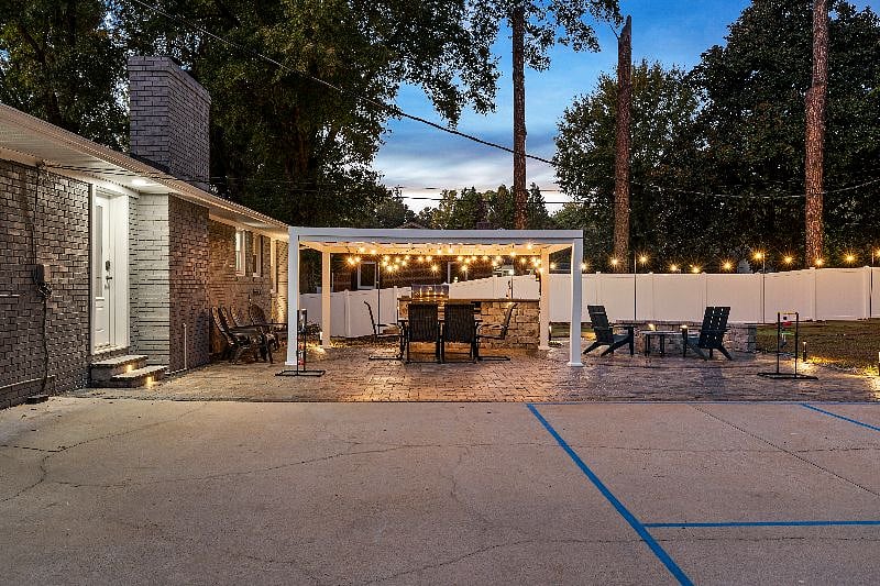 Firepit & Outdoor Kitchen/Pergola