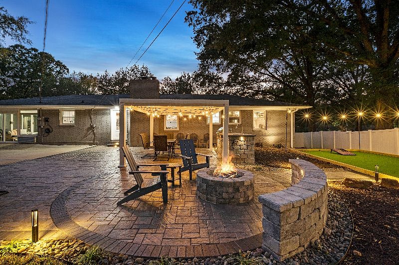 Firepit & Outdoor Kitchen/Pergola
