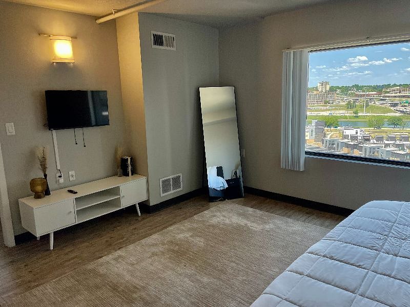 1-Bedroom $1,295
